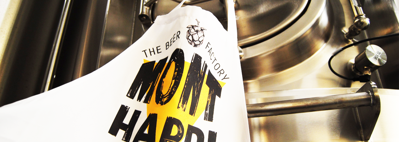 Tablier de brassage sur un fermenteur, comportant le logo de notre brasserie artisanale mayennaise Mont Hardi. N'attendez plus un instant pour découvrir nos bières craft.