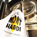 Tablier de brassage sur un fermenteur, comportant le logo de notre brasserie artisanale mayennaise Mont Hardi. N'attendez plus un instant pour découvrir nos bières craft.