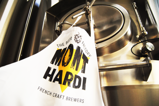 Tablier de brassage sur un fermenteur, comportant le logo de notre brasserie artisanale mayennaise Mont Hardi. N'attendez plus un instant pour découvrir nos bières craft.