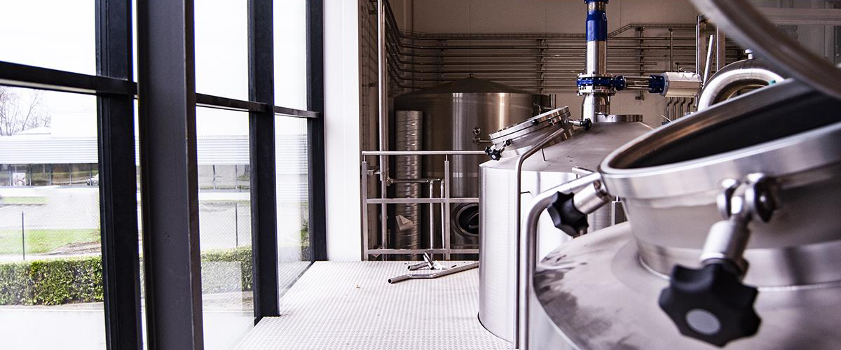 Intérieur de notre brasserie Mayennaise artisanale, on peut apercevoir nos deux cuves de brassage