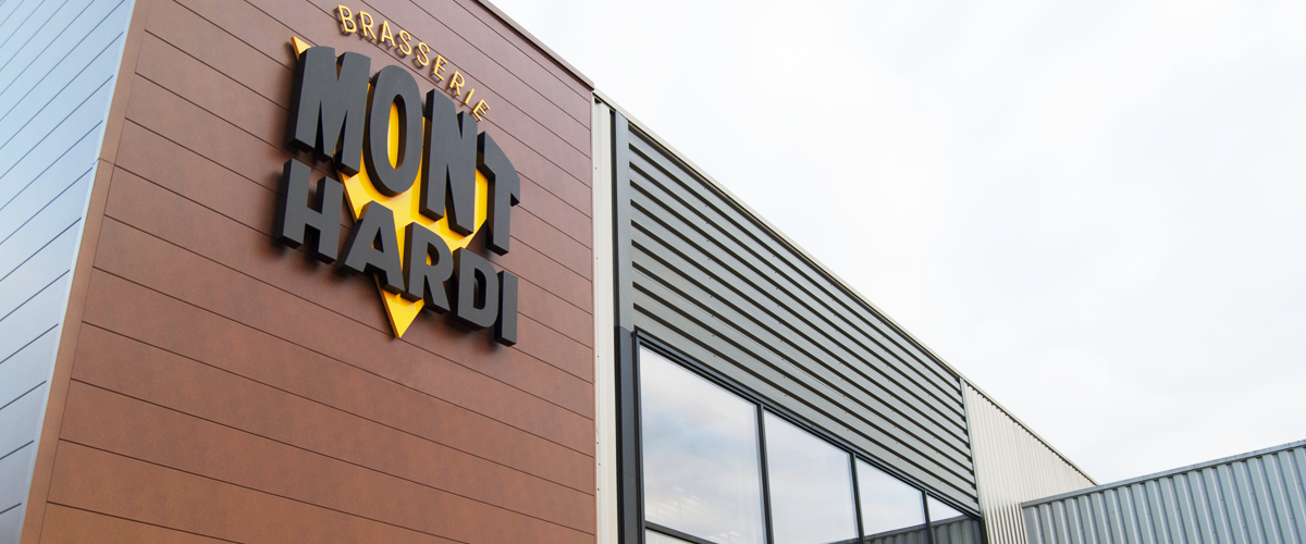 façade de notre brasserie artisanale Mayennaise Mont Hardi. Notre logo surplombe le devant de la brasserie.