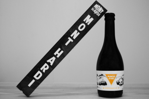 Notre caft beer nommée Punch'stone - Hopfenweisse - accompagné d'un support Mont hardi